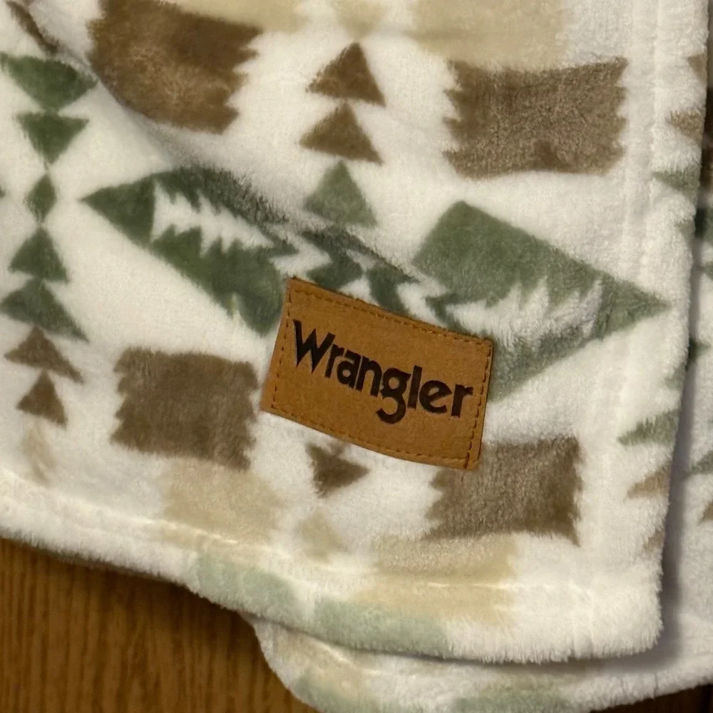 NEW Wrangler Western Aztec Green White Western Plush King Blanket 108 in x 90 in